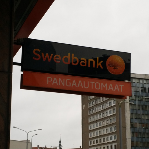 Операции с наличными и обмен валюты можно будет совершать лишь в некоторых конторах Swedbank. Автор фото: Vitali Faktulin.